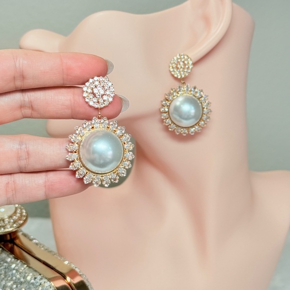 ⚜️ Elegant Gold and Silver Pearl Drop Earrings - Picture 6 of 7